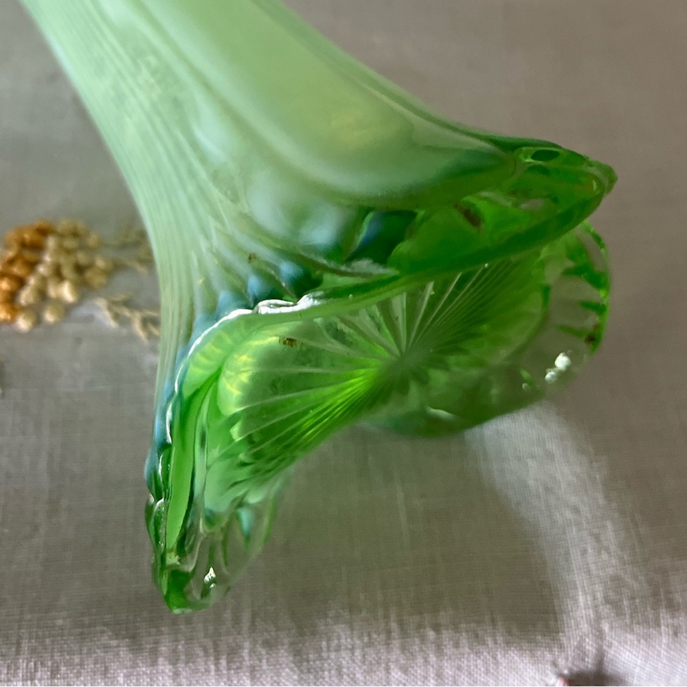 Antique Jefferson Green Opalescent Vase “Tokyo” Pattern, Seafoam Glass, 3-Footed - Picture 14 of 17